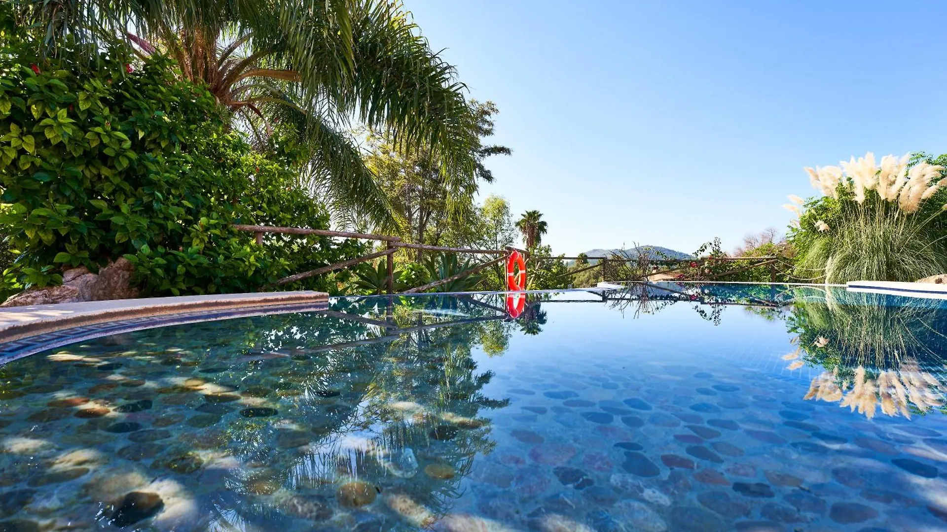 Quiet Villa In Buger With Amazing Pool, Paddle Court And Nice Garden Spanien