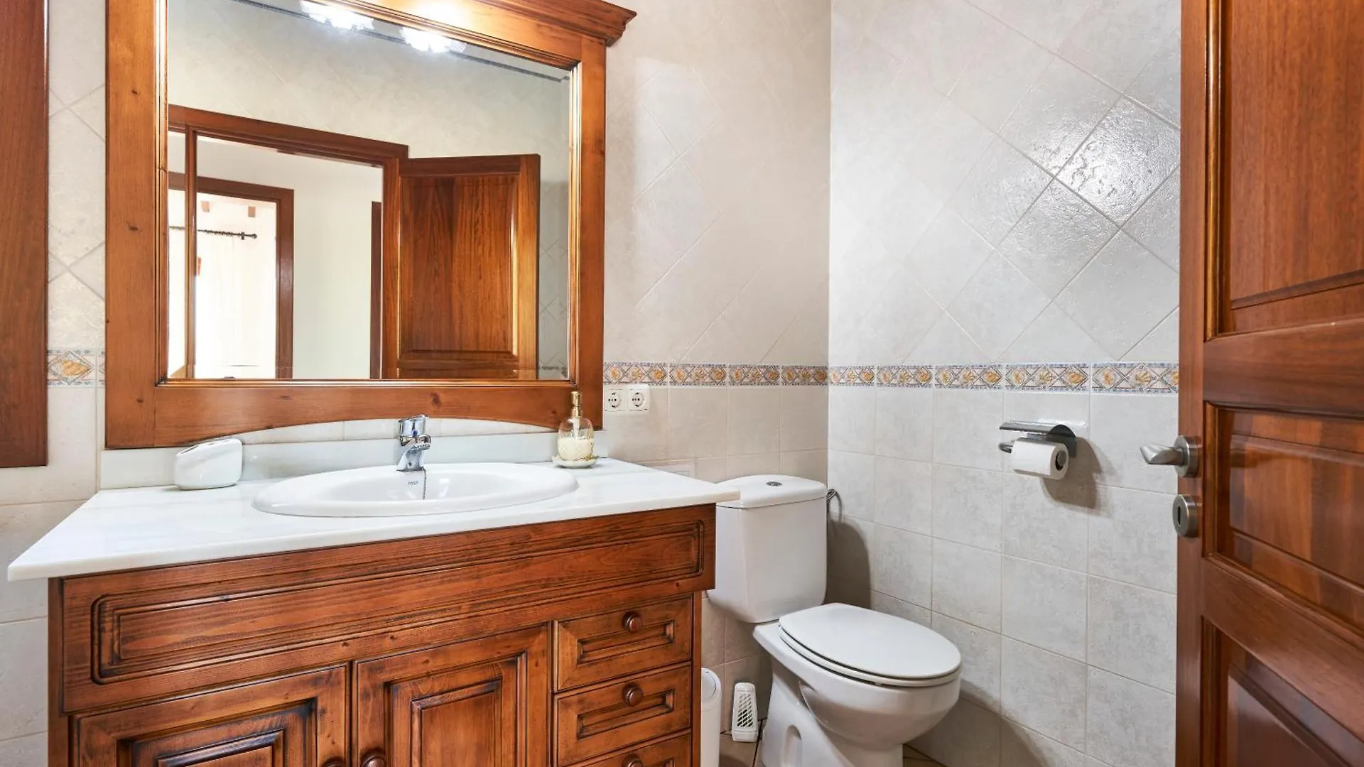 Quiet Villa In Buger With Amazing Pool, Paddle Court And Nice Garden Spanien